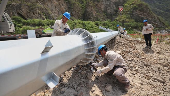 德容已代表巴萨在西甲出场139次，追平克鲁伊夫的数据